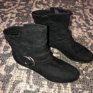 Size women 8, black ankle boots!!!